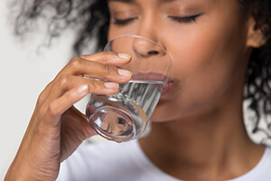 En dårlig væskebalance kan gøre, at du lugter ud af munden. Så sørg for at drikke rigeligt med vand.