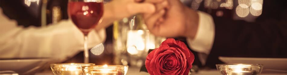 Nyd en romantisk middag med levende lys, hvor I kan flirte og sende hinanden forførende blikke.