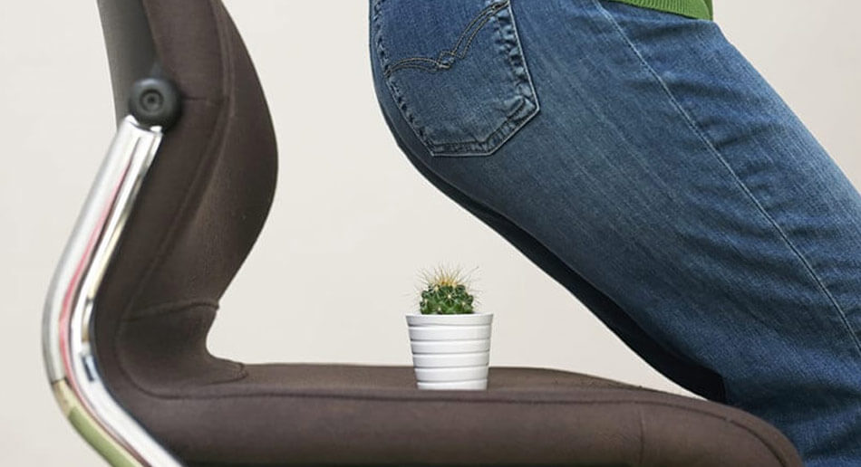 At have hæmorider kan godt føles som at sidde på en kaktus. Det giver en ubehagelig smerte, svie og kløen.