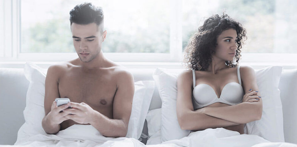 Læg telefonen væk og nyd kvalitetstid sammen. Det kan være med til at vække liv i sexlivet igen.